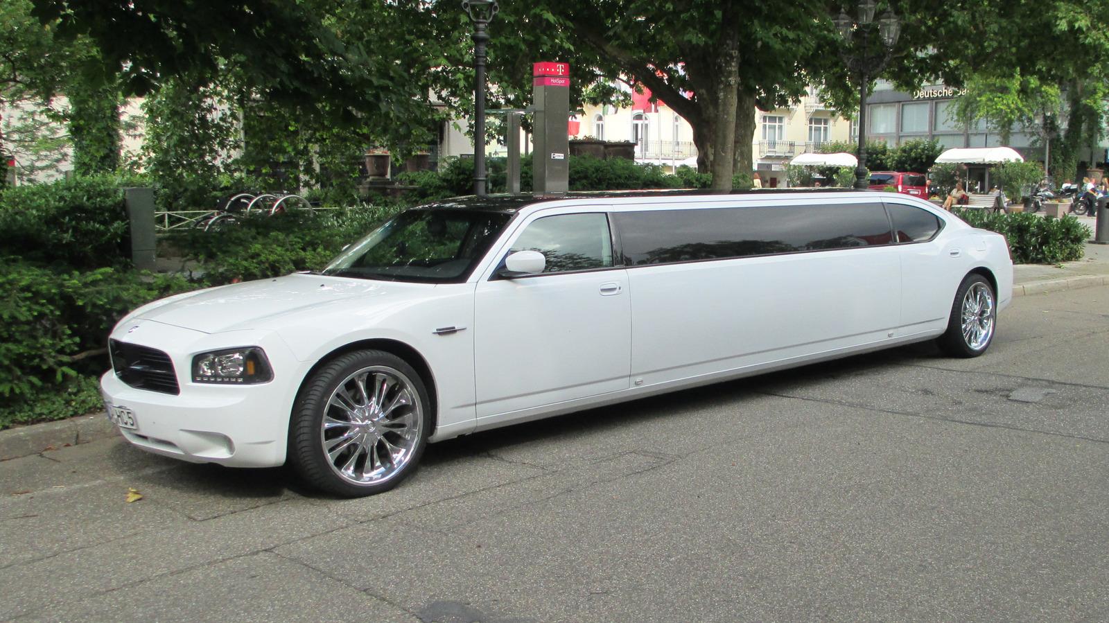 Wildest Limo Conversion Ever: Inside the Rolls‑Royce Phantom Party Bus - Complete Specifications, Price & Review 2026