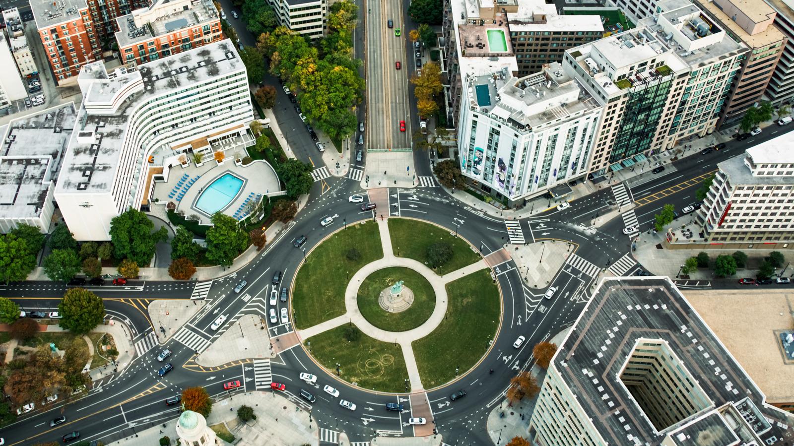 Do You Need To Use Turn Signals In Roundabouts? Legal Tips for Everyday Drivers - Complete Specifications, Price & Review 2026